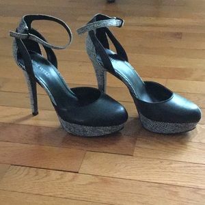 Nine West ankle strap black n white pumps